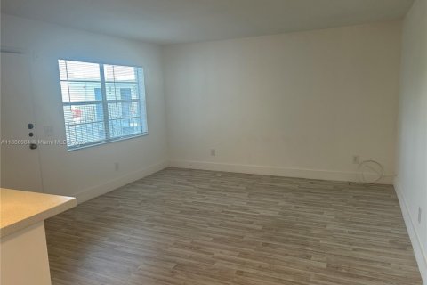 Condo in North Miami, Florida, 1 bedroom  № 1942061 - photo 2
