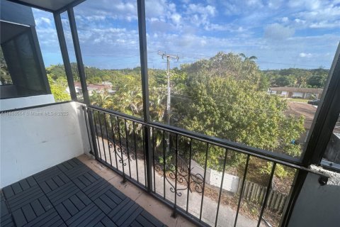 Condo in North Miami, Florida, 1 bedroom  № 1942061 - photo 1