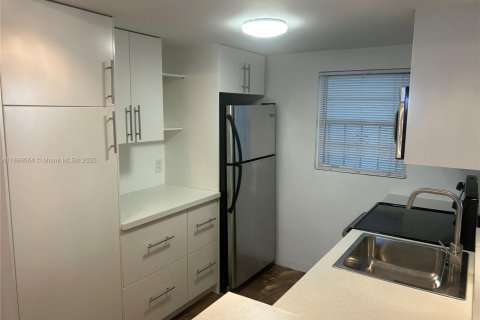 Condo in North Miami, Florida, 1 bedroom  № 1942061 - photo 4
