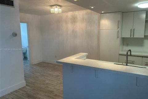 Condo in North Miami, Florida, 1 bedroom  № 1942061 - photo 5