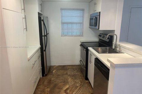 Condo in North Miami, Florida, 1 bedroom  № 1942061 - photo 3