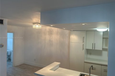 Condo in North Miami, Florida, 1 bedroom  № 1942061 - photo 6