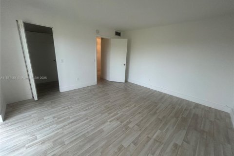 Condo in North Miami, Florida, 1 bedroom  № 1942061 - photo 9