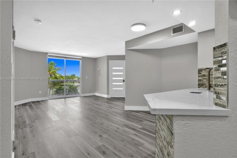 Condominio en venta en Miami Beach, Florida, 2 dormitorios, 84.36 m2 № 1948956 - foto 2
