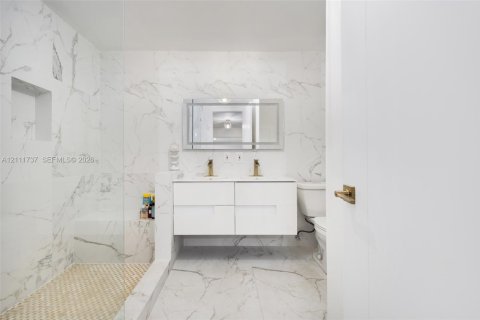 House in Coral Gables, Florida 4 bedrooms, 235.51 sq.m. № 2430297 - photo 5