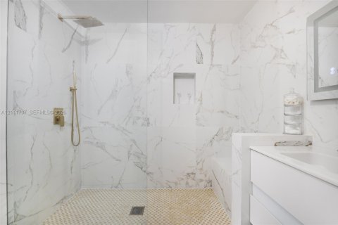 House in Coral Gables, Florida 4 bedrooms, 235.51 sq.m. № 2430297 - photo 6