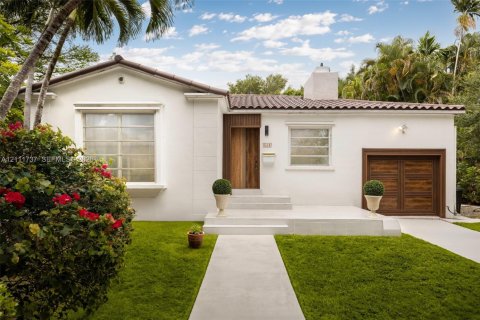 House in Coral Gables, Florida 4 bedrooms, 235.51 sq.m. № 2430297 - photo 12