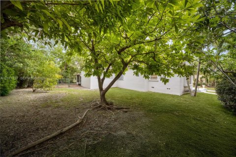 House in Coral Gables, Florida 4 bedrooms, 235.51 sq.m. № 2430297 - photo 8