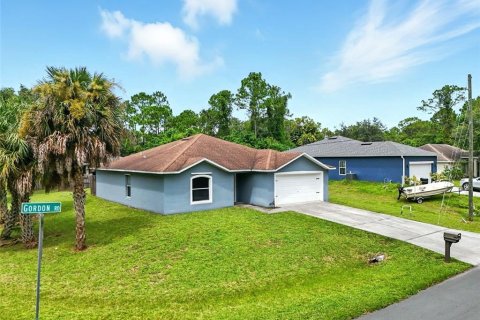 House in Palm Bay, Florida 4 bedrooms, 137.12 sq.m. № 1916716 - photo 1