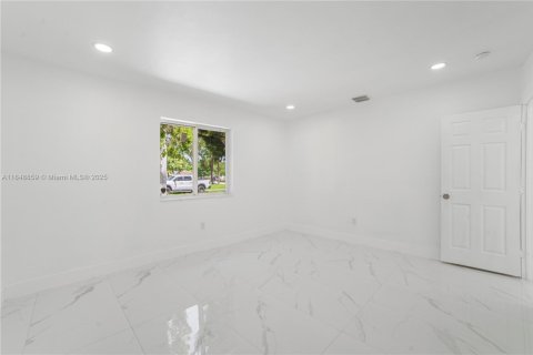 Commercial property in Miami, Florida 145.67 sq.m. № 1936463 - photo 7