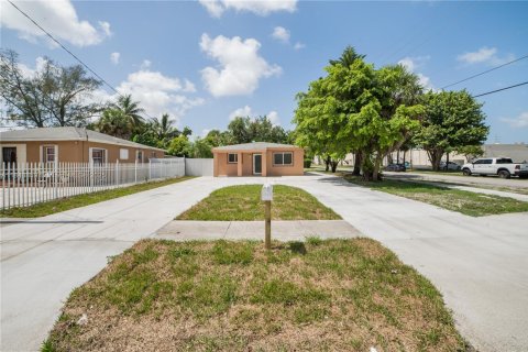 Propiedad comercial en venta en Miami, Florida, 145.67 m2 № 1936463 - foto 10