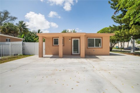 Propiedad comercial en venta en Miami, Florida, 145.67 m2 № 1936463 - foto 13
