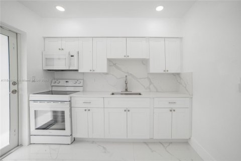 Propiedad comercial en venta en Miami, Florida, 145.67 m2 № 1936463 - foto 9