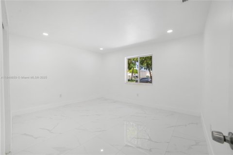 Propiedad comercial en venta en Miami, Florida, 145.67 m2 № 1936463 - foto 5