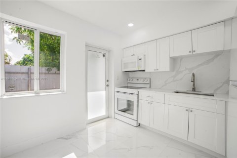 Commercial property in Miami, Florida 145.67 sq.m. № 1936463 - photo 16