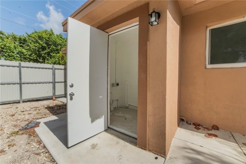 Propiedad comercial en venta en Miami, Florida, 145.67 m2 № 1936463 - foto 25
