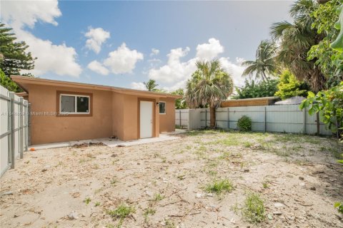 Commercial property in Miami, Florida 145.67 sq.m. № 1936463 - photo 24