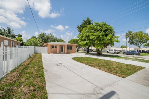 Propiedad comercial en venta en Miami, Florida, 145.67 m2 № 1936463 - foto 11