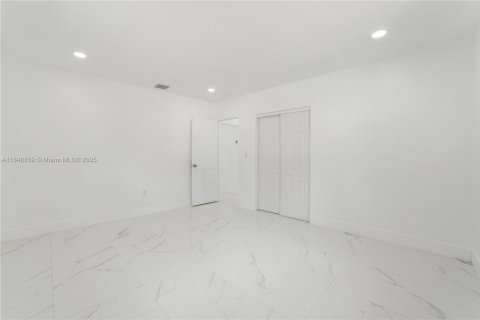 Propiedad comercial en venta en Miami, Florida, 145.67 m2 № 1936463 - foto 22