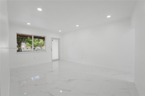 Propiedad comercial en venta en Miami, Florida, 145.67 m2 № 1936463 - foto 15