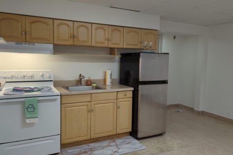 Condo in Dania Beach, Florida, 1 bedroom  № 1952626 - photo 1