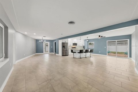 House in Sarasota, Florida 3 bedrooms, 139.54 sq.m. № 1718042 - photo 7