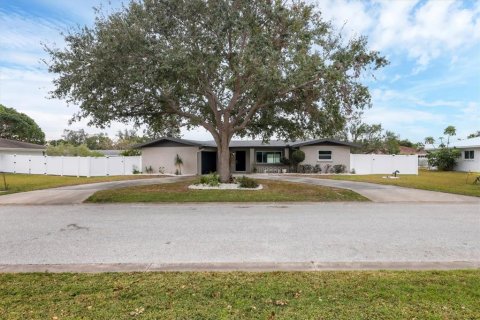 House in Sarasota, Florida 3 bedrooms, 139.54 sq.m. № 1718042 - photo 1