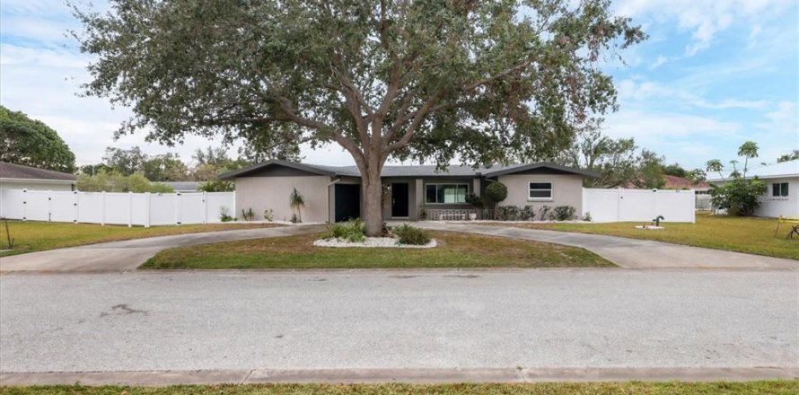 House in Sarasota, Florida 3 bedrooms, 139.54 sq.m. № 1718042