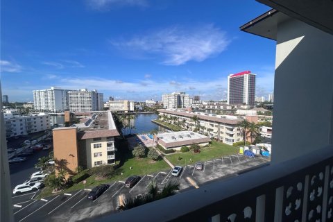 Condo in Hallandale Beach, Florida, 1 bedroom  № 2003885 - photo 5