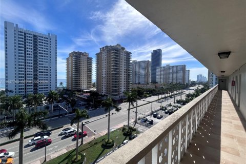 Condo in Hallandale Beach, Florida, 1 bedroom  № 2003885 - photo 2