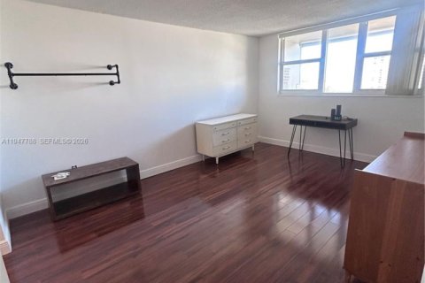 Condo in Hallandale Beach, Florida, 1 bedroom  № 2003885 - photo 6