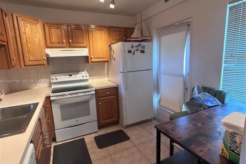 Condo in Hallandale Beach, Florida, 1 bedroom  № 2003885 - photo 3
