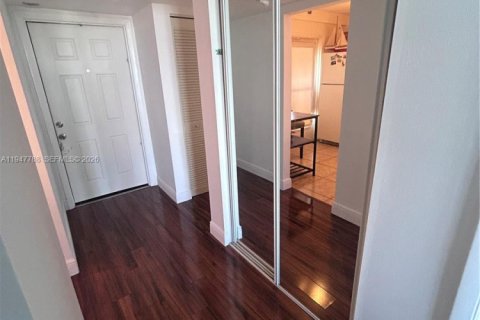 Condo in Hallandale Beach, Florida, 1 bedroom  № 2003885 - photo 7