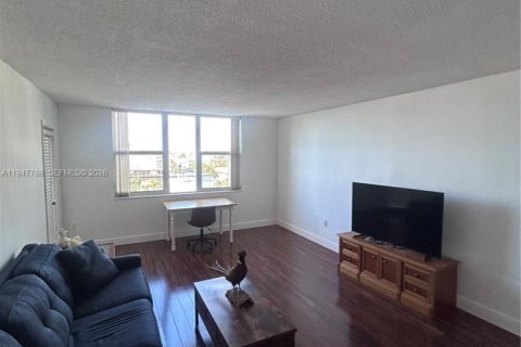 Condo in Hallandale Beach, Florida, 1 bedroom  № 2003885 - photo 8