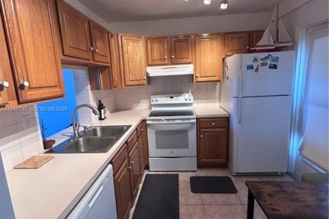 Condo in Hallandale Beach, Florida, 1 bedroom  № 2003885 - photo 4