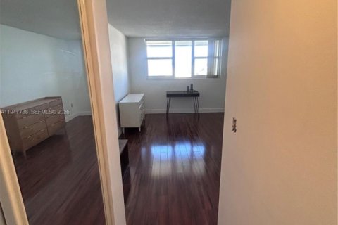 Condo in Hallandale Beach, Florida, 1 bedroom  № 2003885 - photo 12