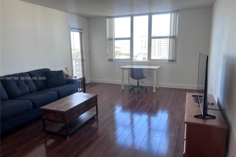 Condo in Hallandale Beach, Florida, 1 bedroom  № 2003885 - photo 10