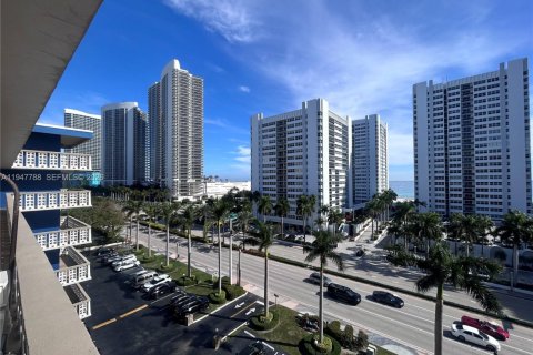 Condo in Hallandale Beach, Florida, 1 bedroom  № 2003885
