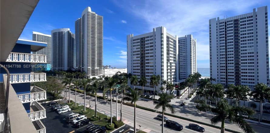 Condo in Hallandale Beach, Florida, 1 bedroom  № 2003885