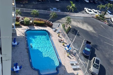 Condo in Hallandale Beach, Florida, 1 bedroom  № 2003885 - photo 9