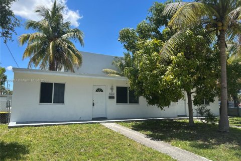 Casa en alquiler en North Miami Beach, Florida, 1 dormitorio, 127.74 m2 № 1958644 - foto 13