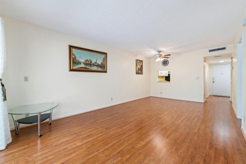 Condo in Margate, Florida, 1 bedroom  № 2085994 - photo 9