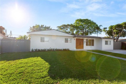 House in Miami, Florida 4 bedrooms, 158.4 sq.m. № 2031048