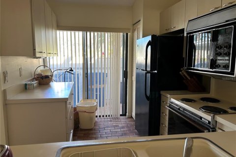 Condo in Sarasota, Florida, 2 bedrooms № 2101847 - photo 2
