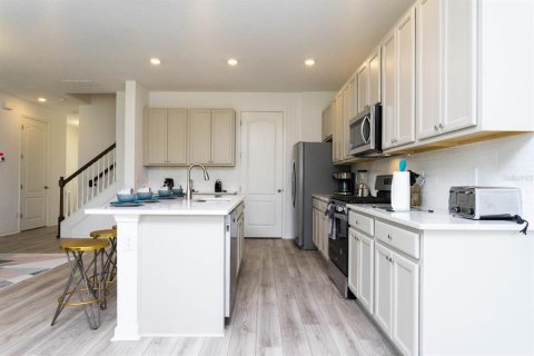 Townhouse in Davenport, Florida 4 bedrooms, 201.97 sq.m. № 2222589 - photo 6