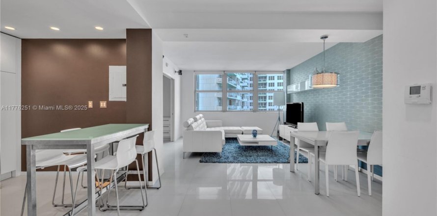 Condominio en Miami Beach, Florida, 2 dormitorios  № 1698186