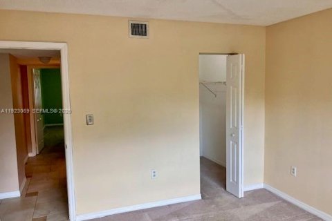 Condo in Lauderhill, Florida, 3 bedrooms № 1976793 - photo 10
