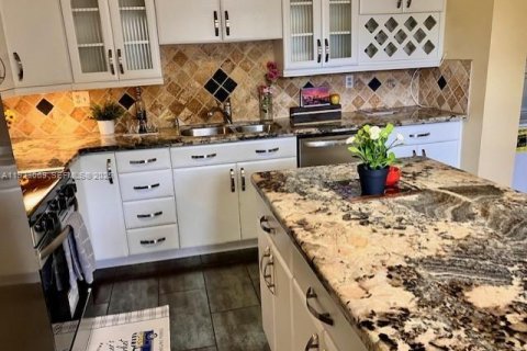 Condo in Lauderhill, Florida, 3 bedrooms № 1976793 - photo 17