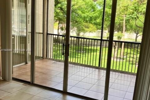 Condo in Lauderhill, Florida, 3 bedrooms № 1976793 - photo 15