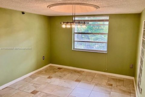 Condo in Lauderhill, Florida, 3 bedrooms № 1976793 - photo 8